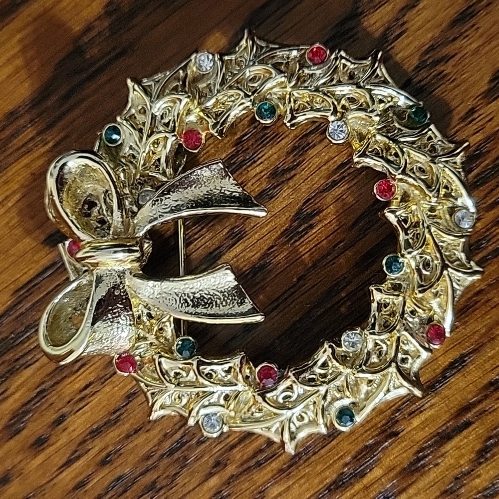 Vintage Tancer II Christmas Wreath Pin